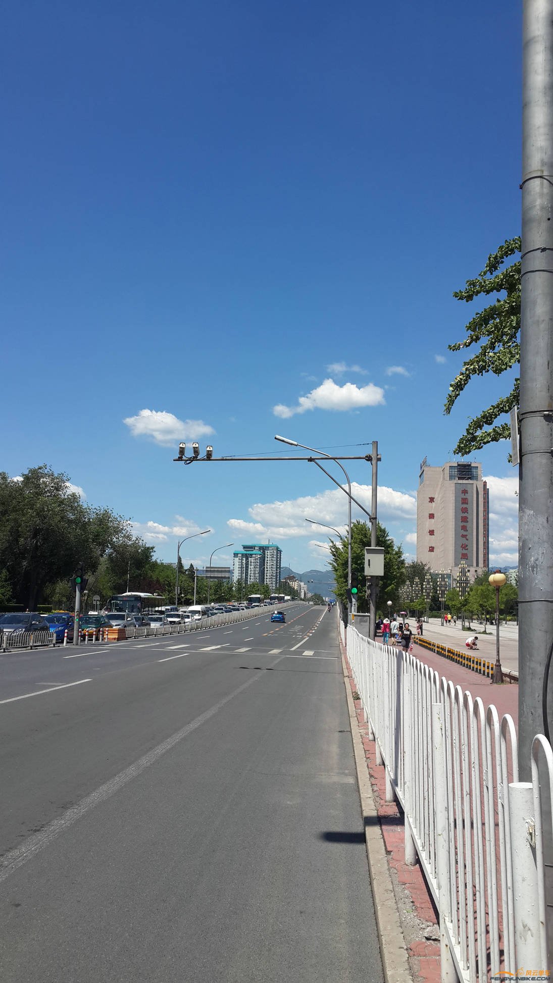 八角游乐园向西