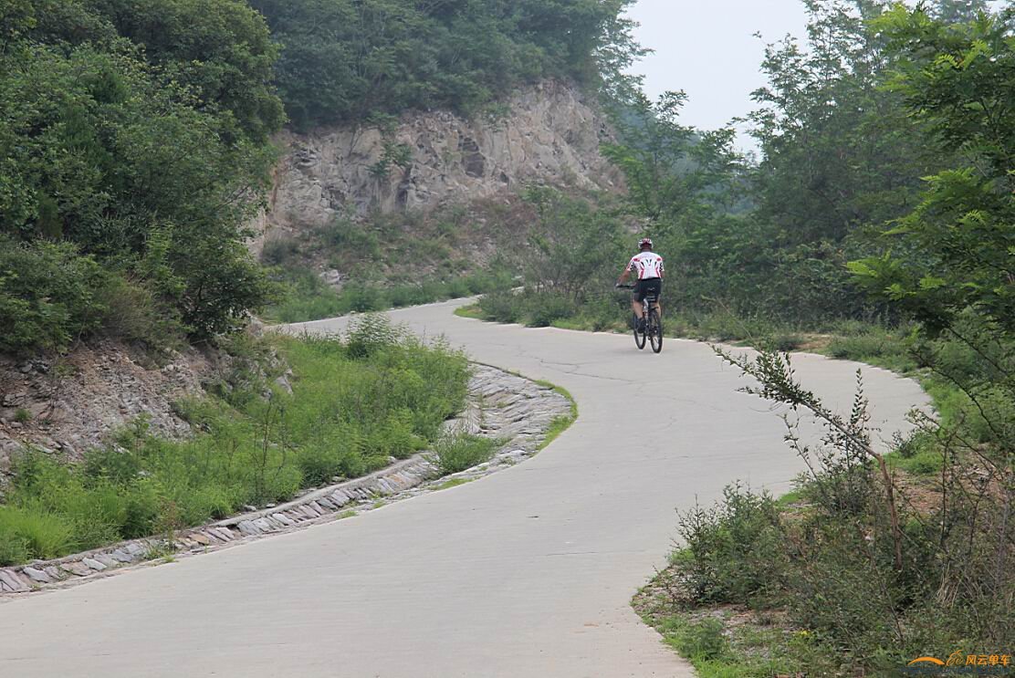 上山的骑友背影