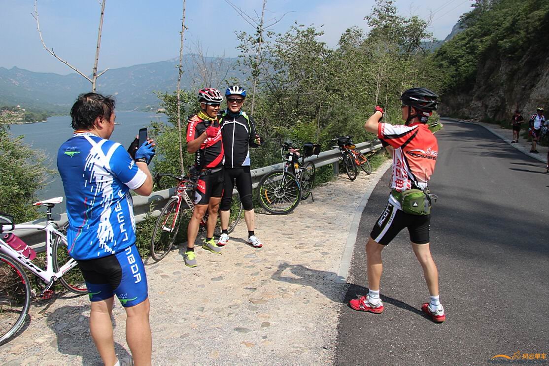 在湖边上，成长与同党在照结党同盟军照吧。林彪四人有这么一张照片。哈！ ...