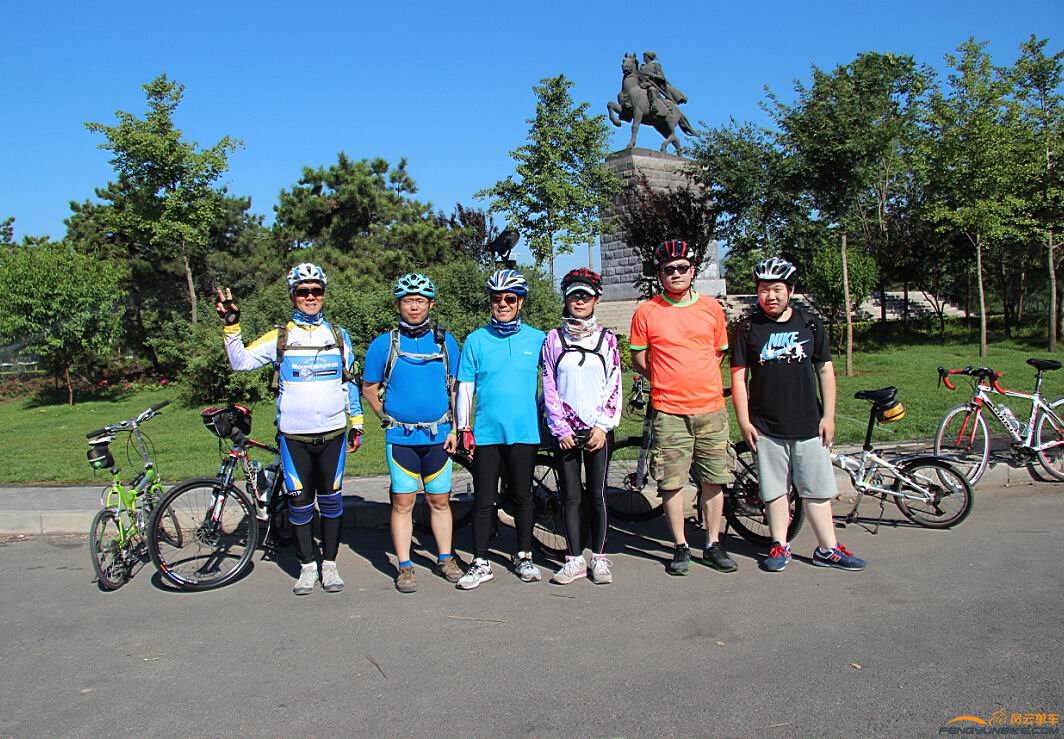 李自成雕像处合影