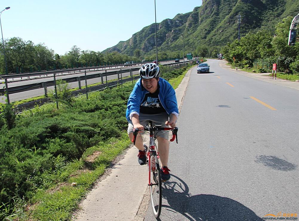 骑行中的小伙子