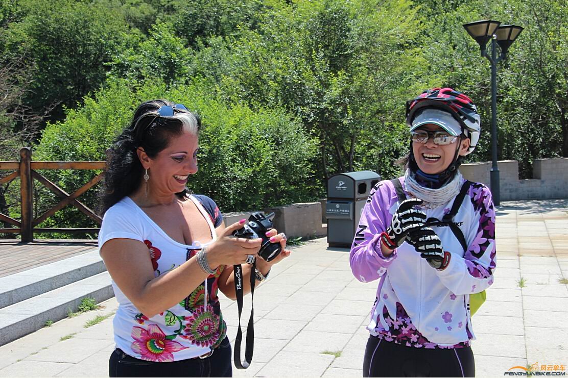 毕老师与外国朋友交谈