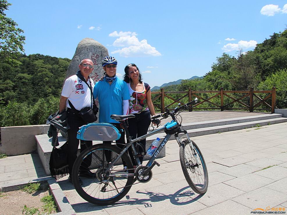 千里南巡与外国朋友合影