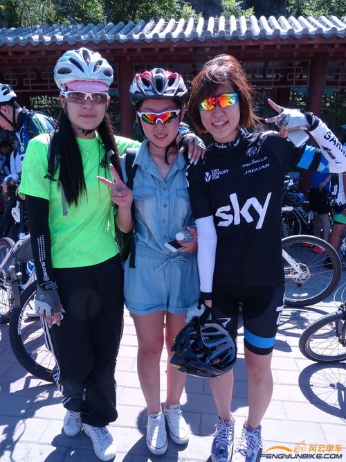 三个美女迟到了，成长亲自带后援车去接的