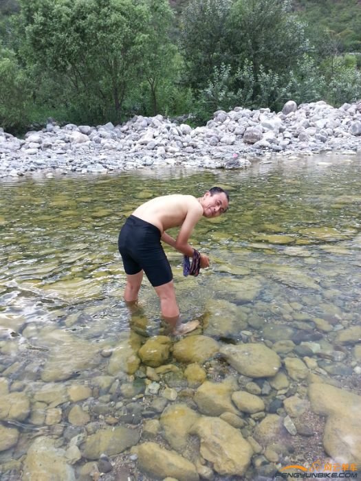 兵哥这个本来要洗脸的直接开始洗澡了,瞧这水清澈见底