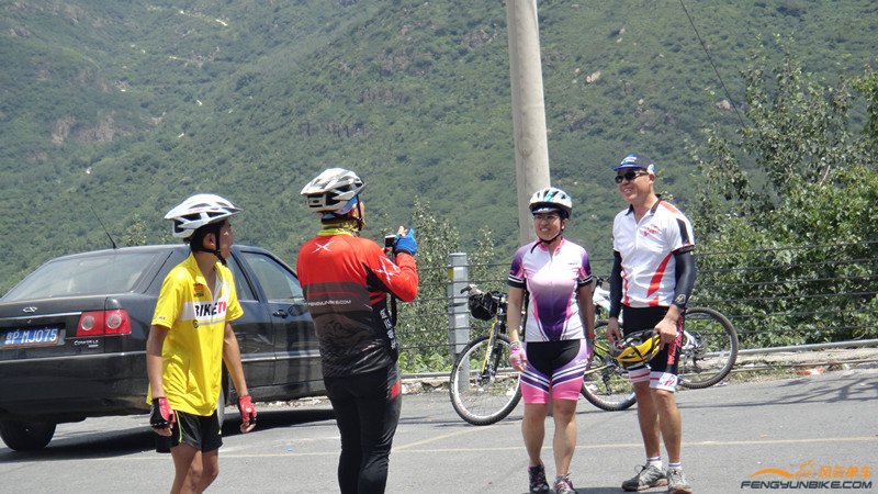 旺苗大哥给他们夫妻两拍合影