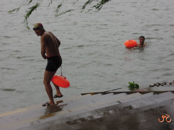 台风来在游泳1
