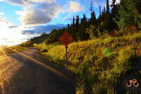 雨后的育空，色彩绚丽，令人神往。