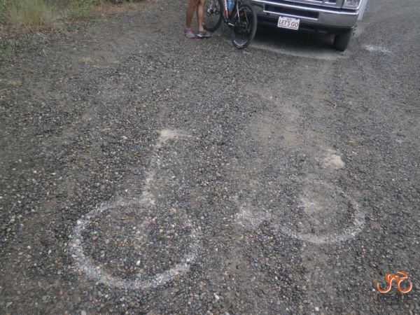 雨后的痕迹，不留神还以为是国内骑行绿道的标识