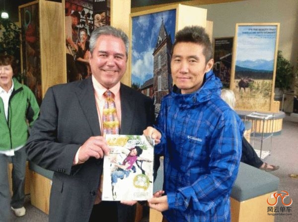 白马市市长，穿蓝色运动衣的是我们媒体的帅哥—于峰 