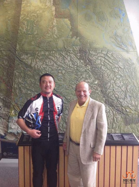 白马市市长，穿蓝色运动衣的是我们媒体的帅哥—于峰 