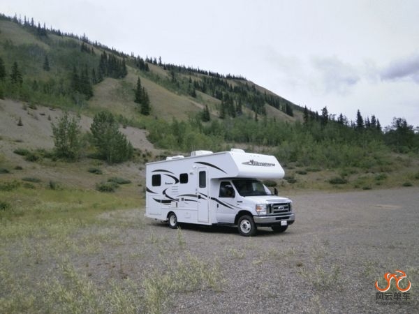 柴俊的后勤保障车之一：福特E450