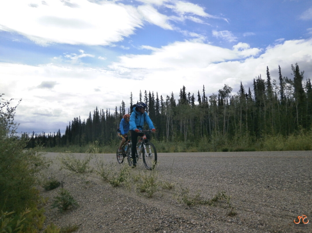 前方记者陪伴柴俊一起骑行