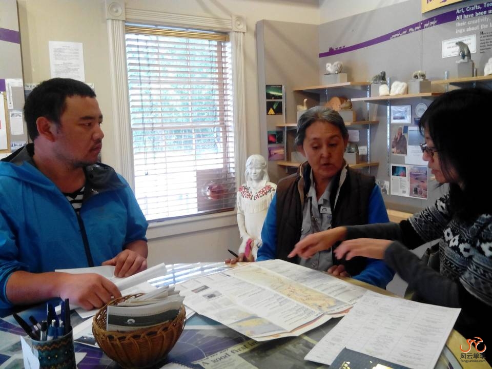 印第安老婆婆在提醒柴俊骑行丹普斯特的注意事项