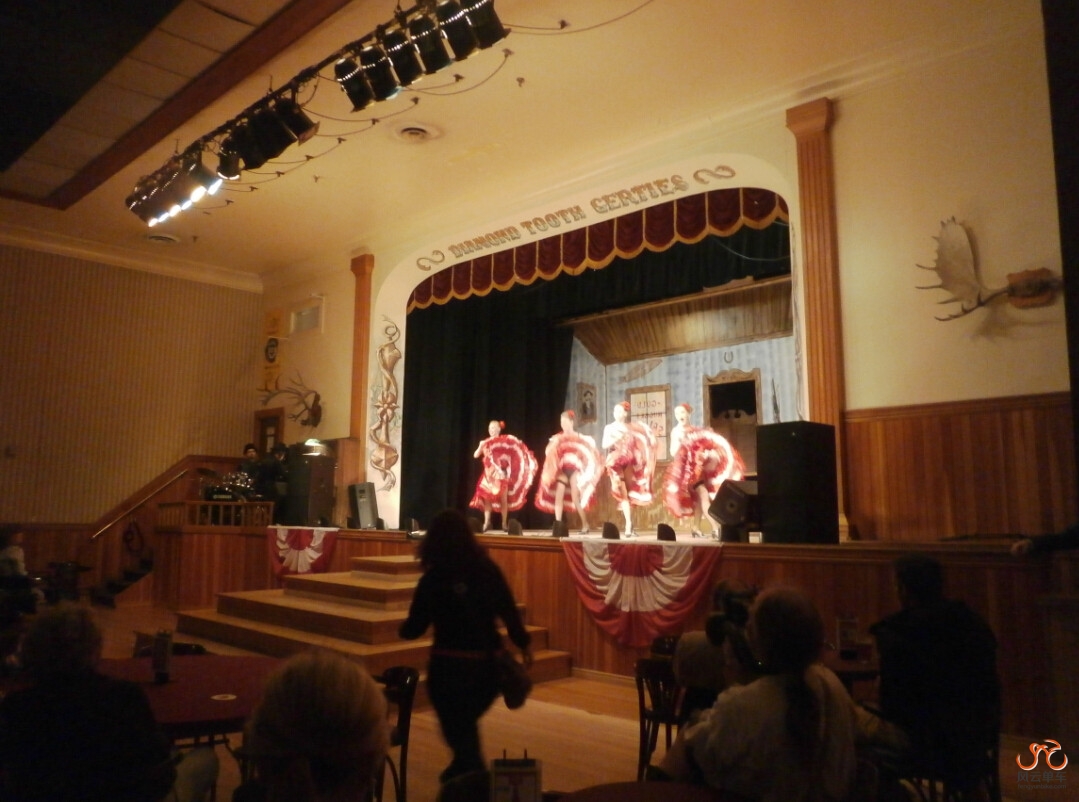 晚上大家在道森观看康康舞