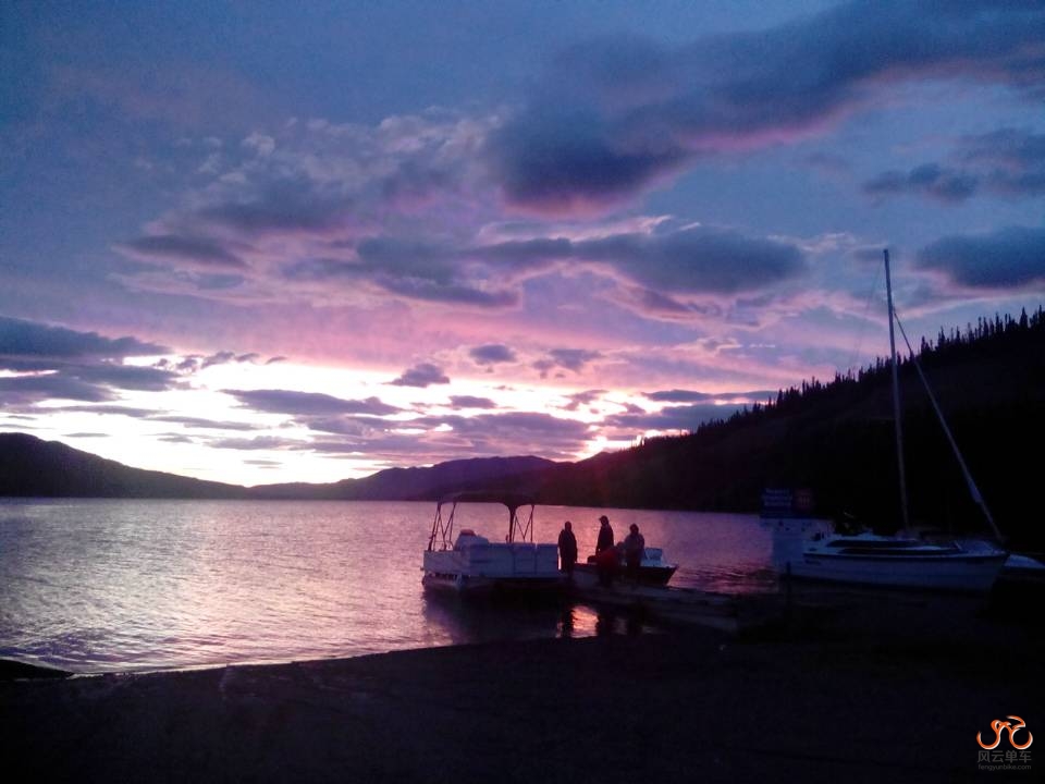 这个季节的道森是个不夜城，极昼的现象很明显，即使到了凌晨12点还是能见到阳光 ...