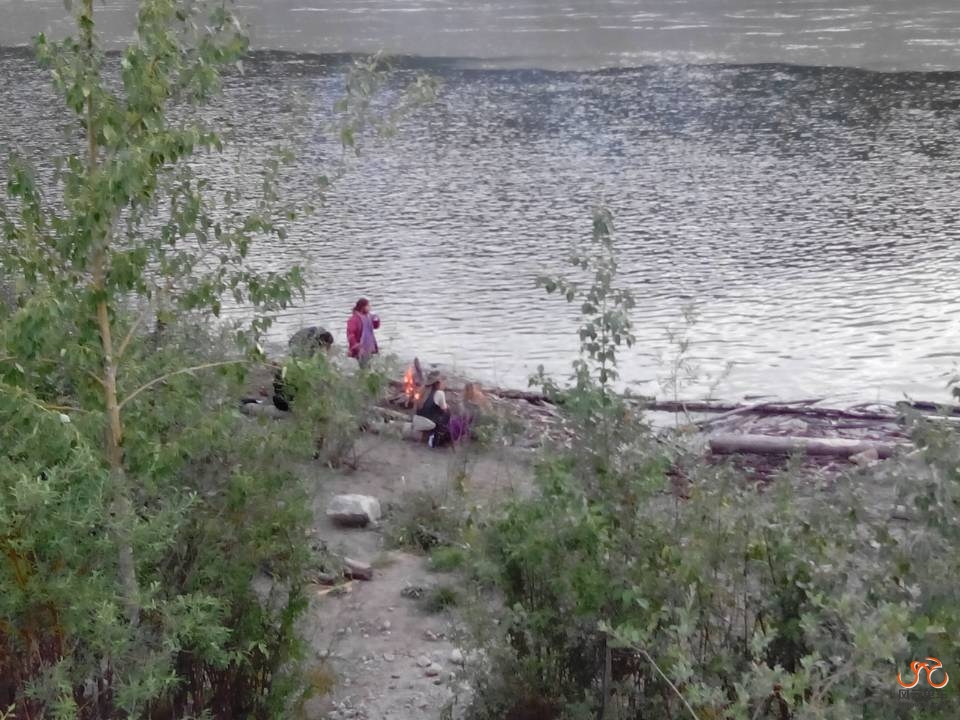 印第安居民在湖边生火