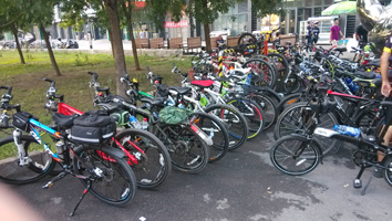 来了好多人，第一次参加，就认识豪客