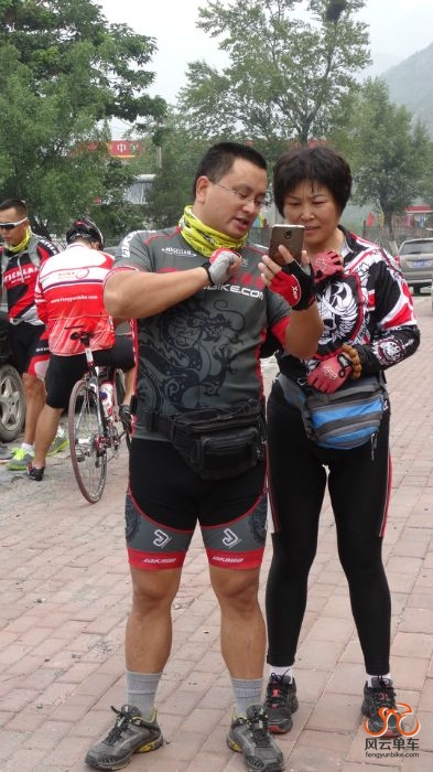 豪大认真讲解网上活动报名方式