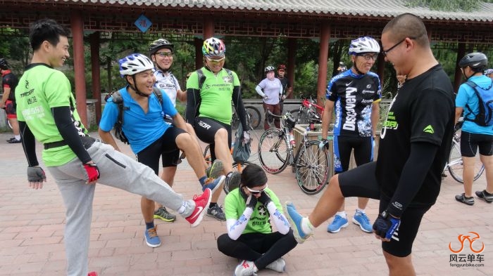 哇，有人欺负美女