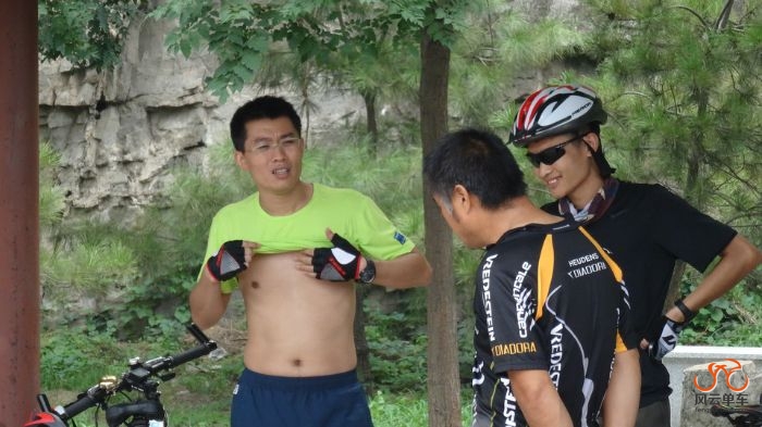 矮油，露点了，便宜了这哥俩