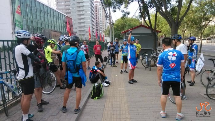 大家认真听贝尔讲解骑行手语