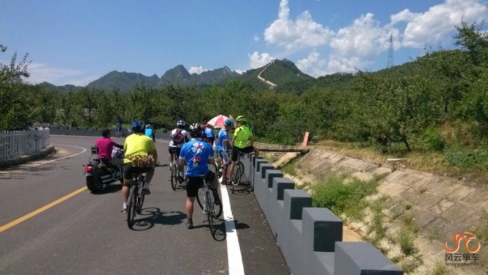 青山、蓝天、白云、我们