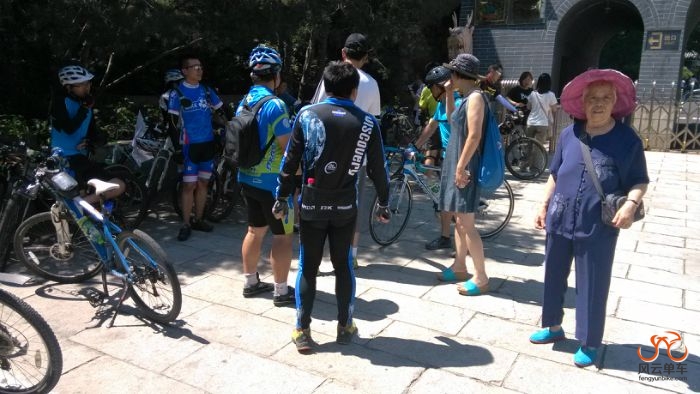 青龙峡门口，又有人要加入绿色出行的行列了。