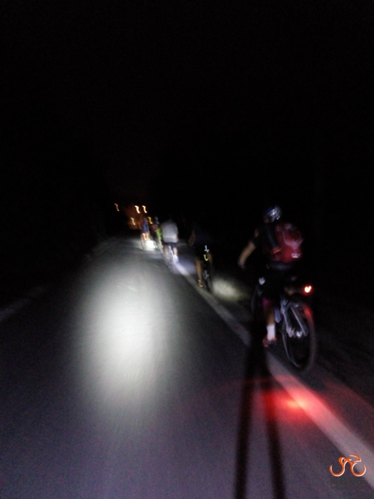 夜骑行进中