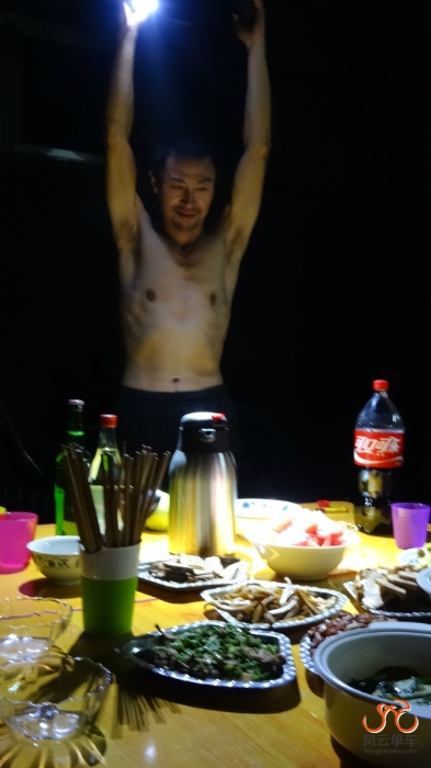 你就举着当灯架吧