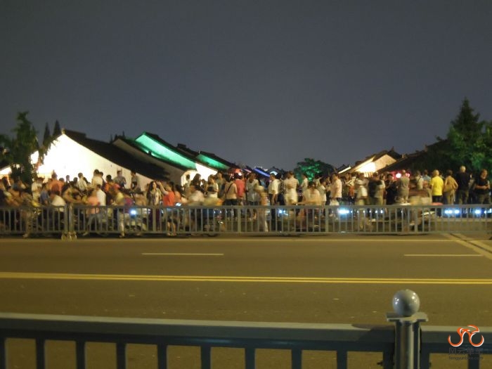 晚上山塘街新民桥上