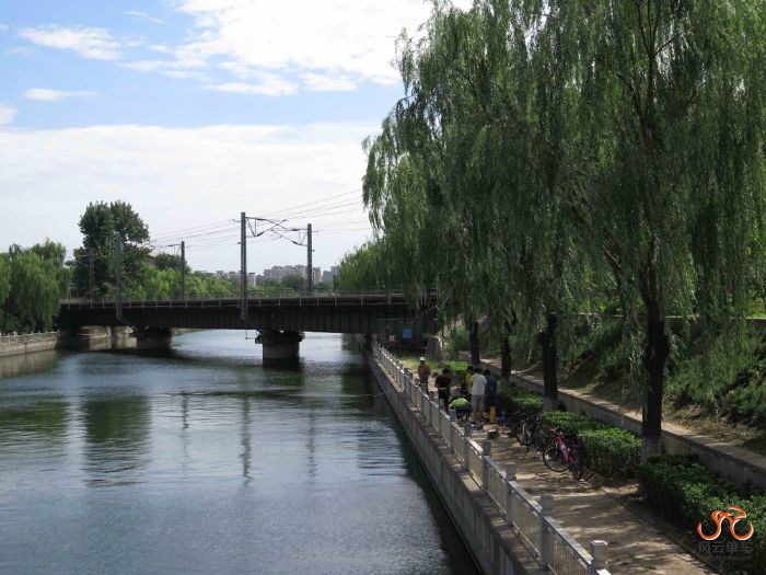 河边干活，风景不赖。