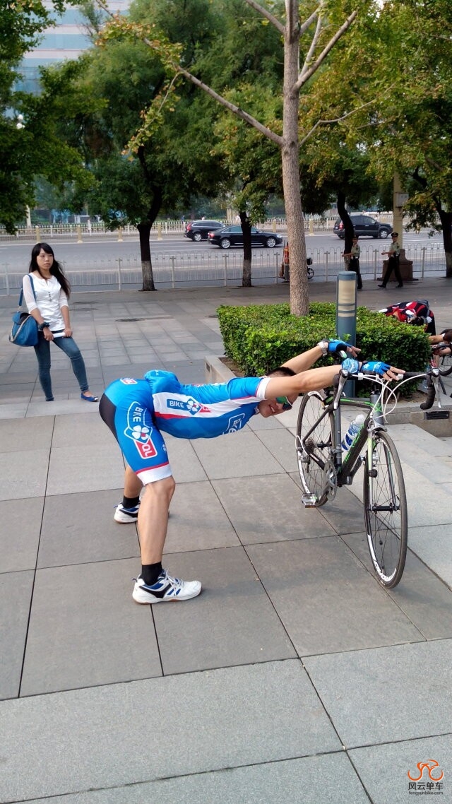 痞子。。。这个动作。。。好尴尬。。。