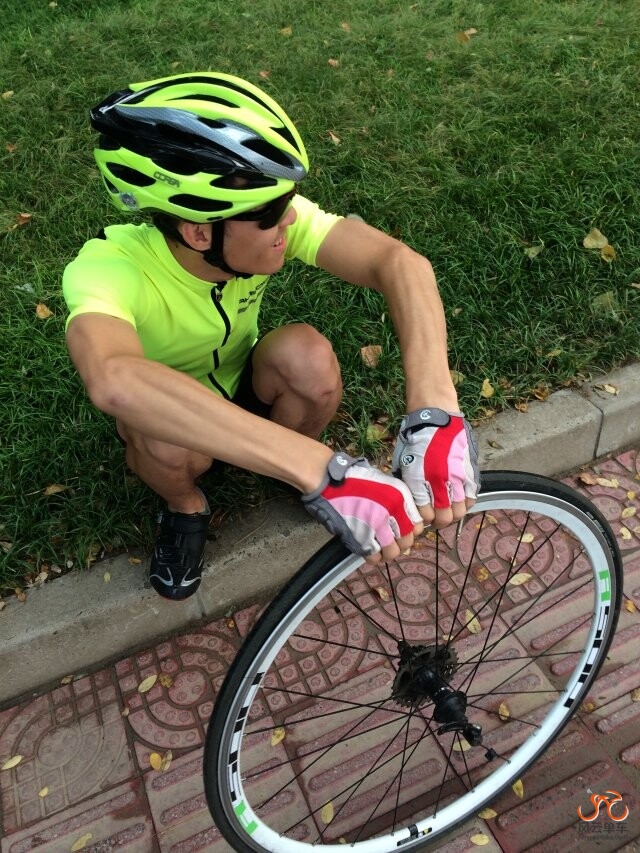 逗比出门没多远就爆胎了，然后开始扒胎