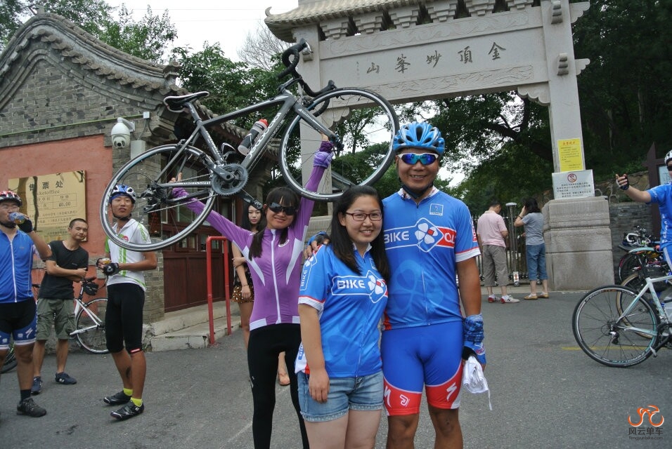 贝尔和贝嫂，妖妖当背影呢？