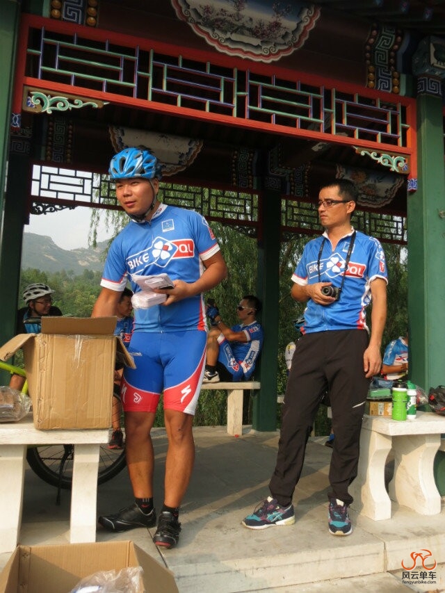 贝尔要给前几名发奖了