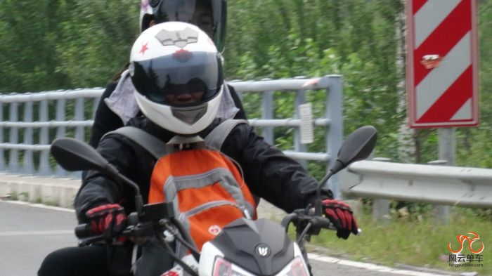 看骑摩托带美女的太受刺激了