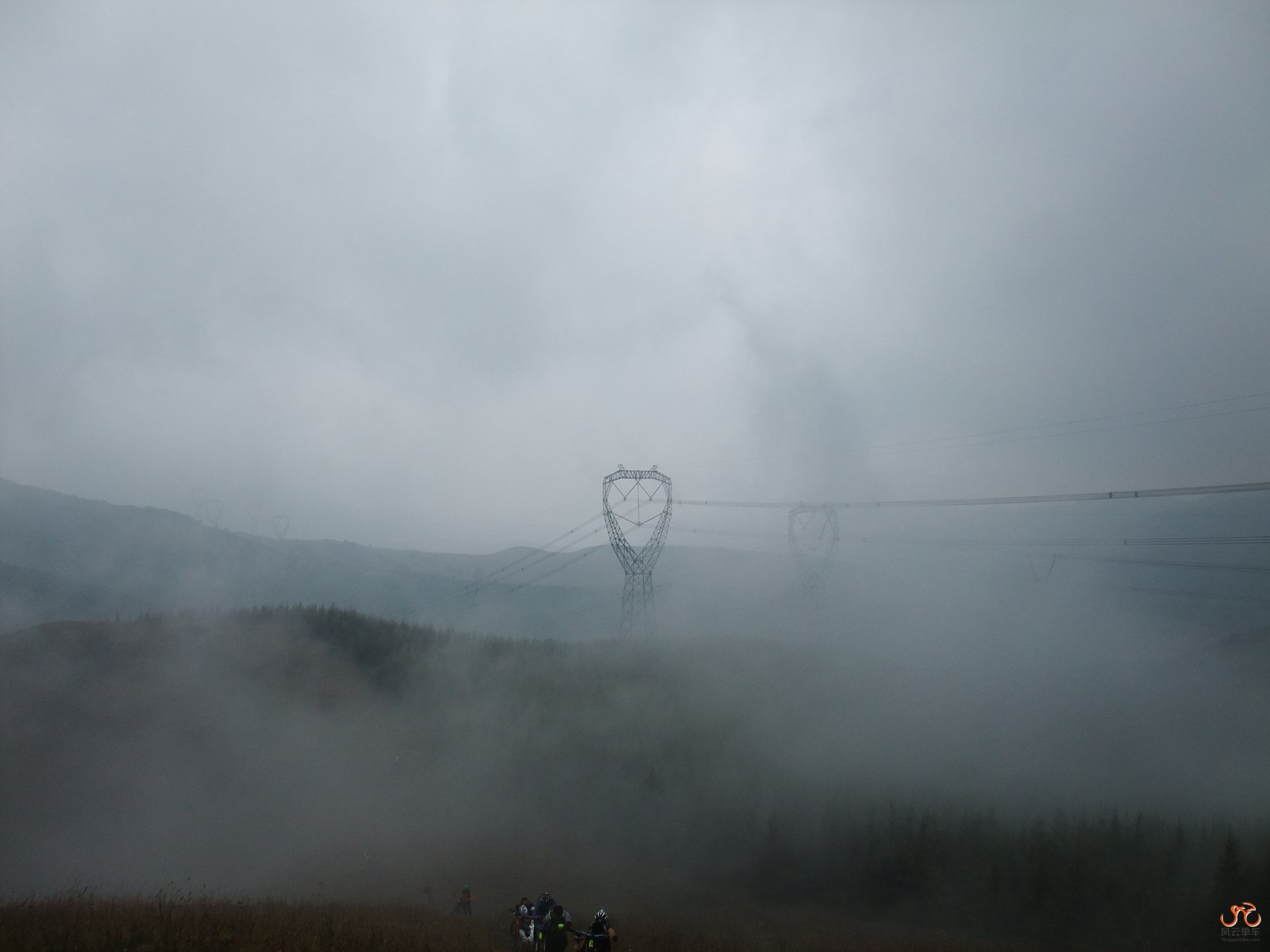 我们一会儿在云下，一会儿在云上