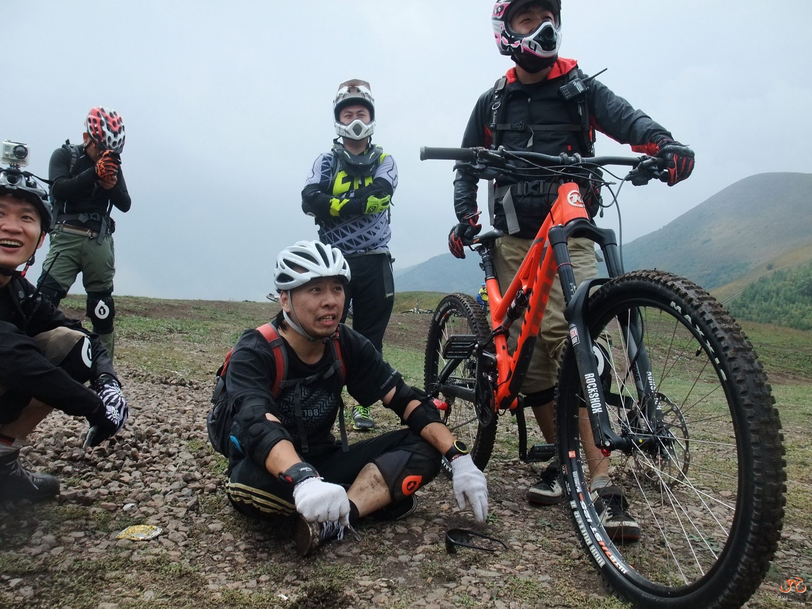 飞机在地上打了个滚