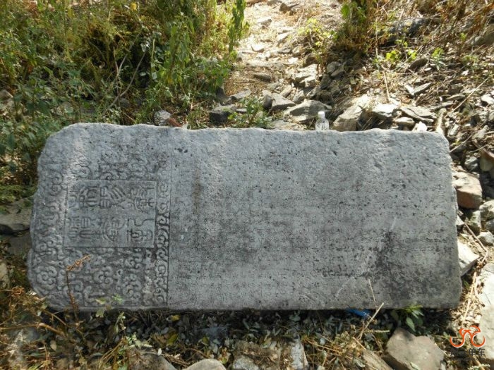 石碑盖住了盗洞