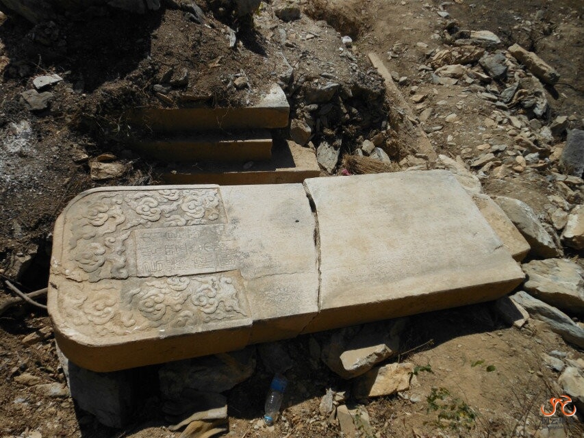 断裂的石碑，被用来盖盗洞的时候断裂了。