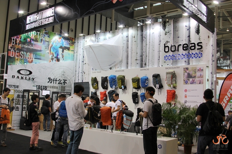 悦欧新体育展位吸引了不少观众.jpg