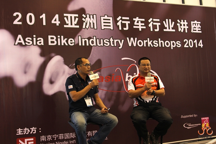 单车界总经理陶玉钢（不等闲，左）与风云单车论坛站长伍江开（豪客，右）共同主持活动.jpg