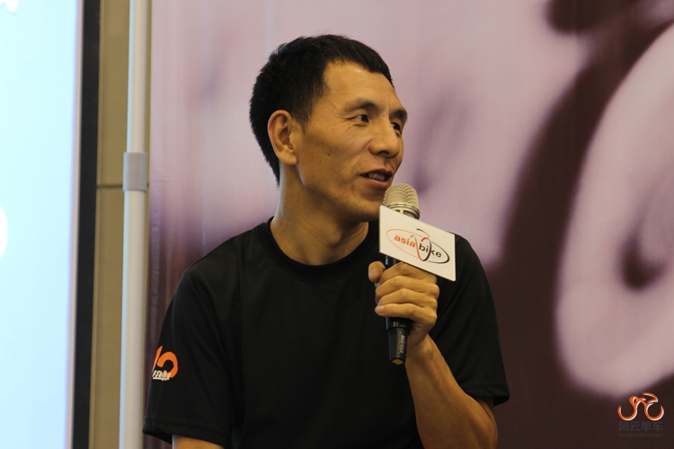 佛山单车网站长、佛山自行车协会秘书长郭凤龙（三岁）上台分享_副本.jpg.jpg
