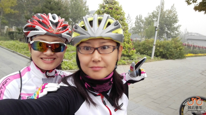 我和美丽的赵妍出发前合影