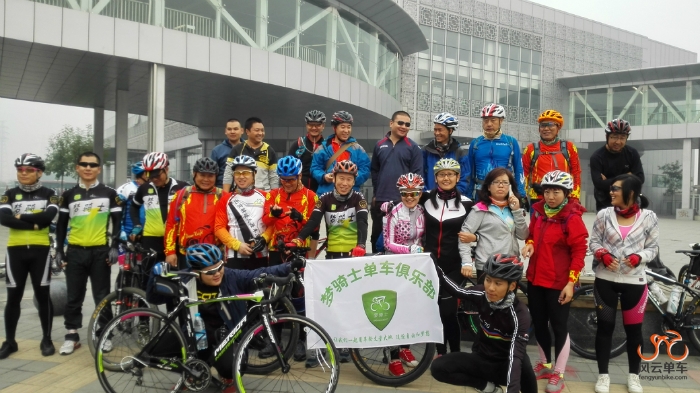 在园博园地铁第三集合点合影