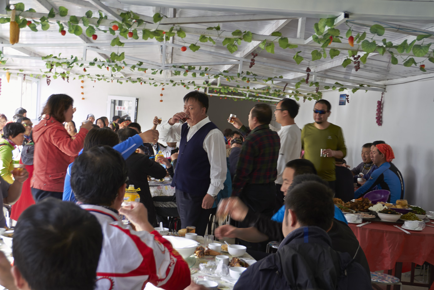 地方领导给大家敬酒