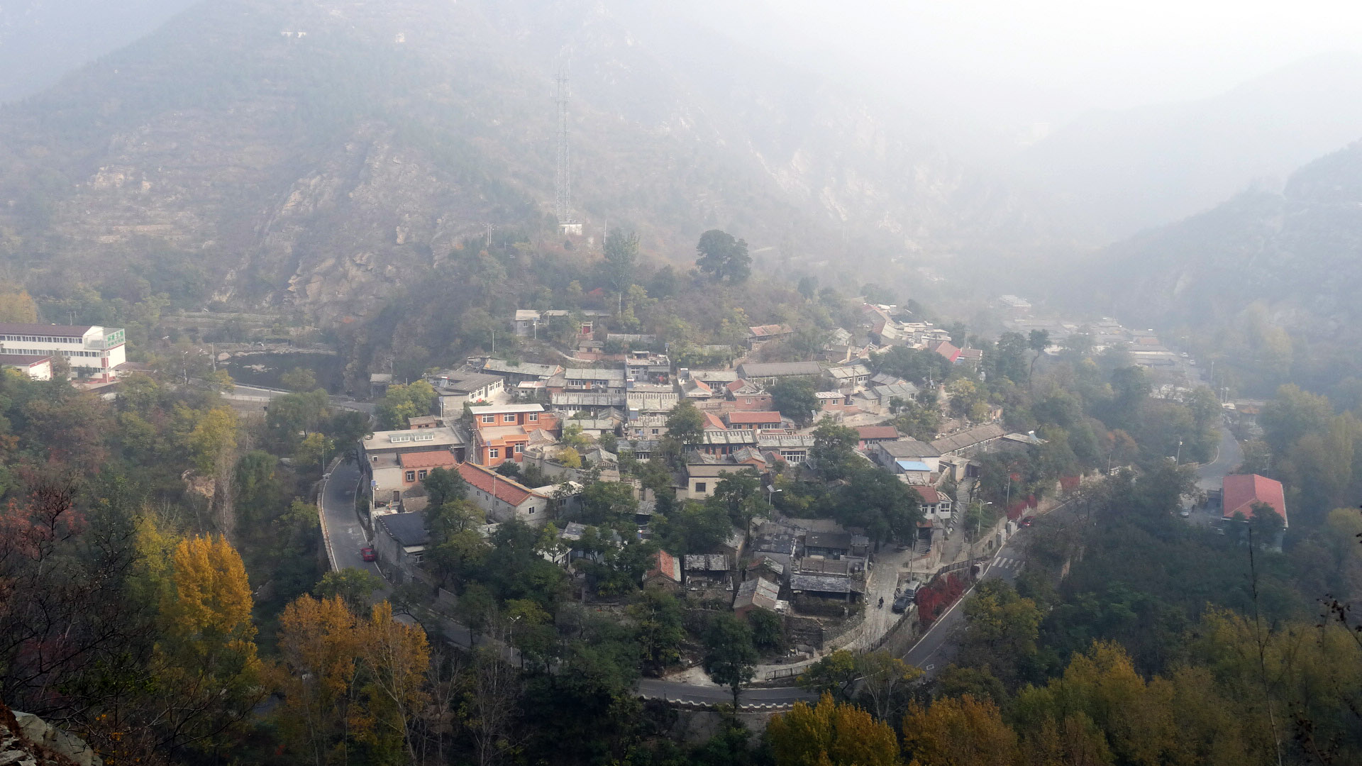 从担礼出发开始爬东方红，这是从山上看见的山沟里的村庄