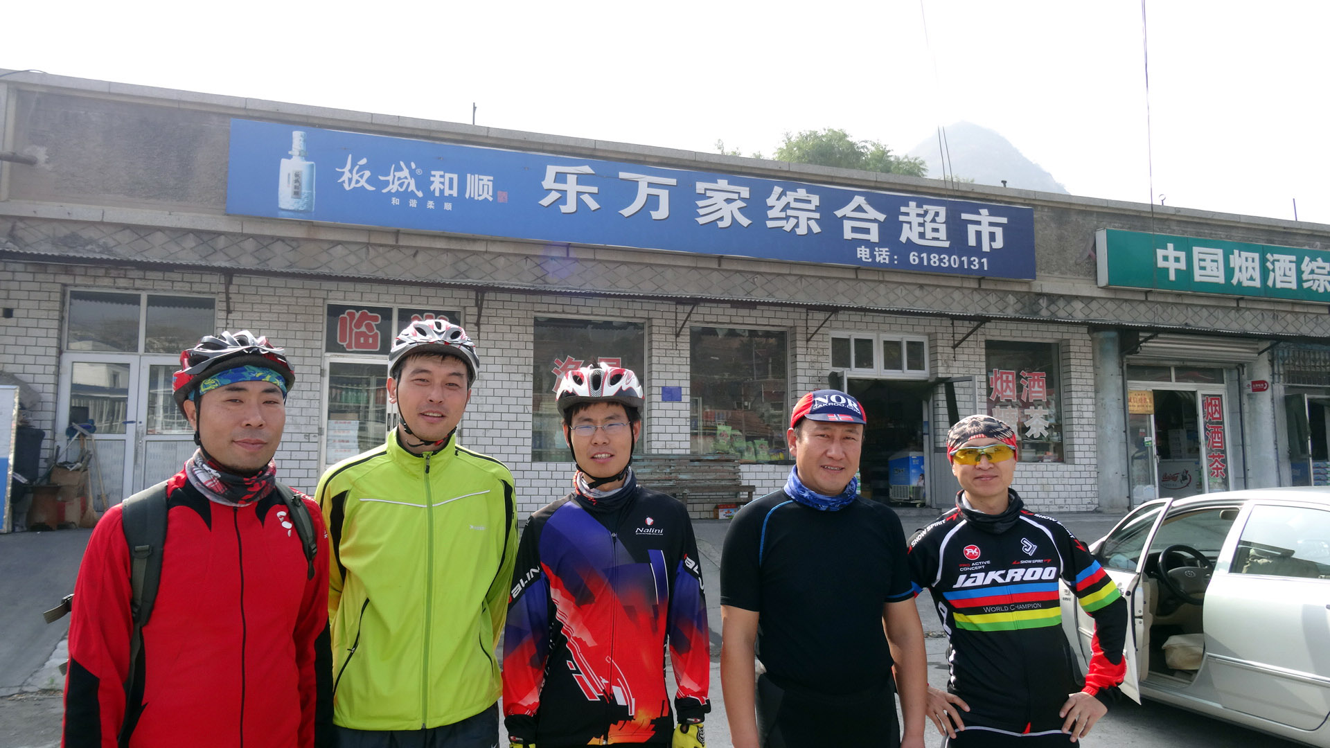 六个人，拍合照总少一个，哈哈