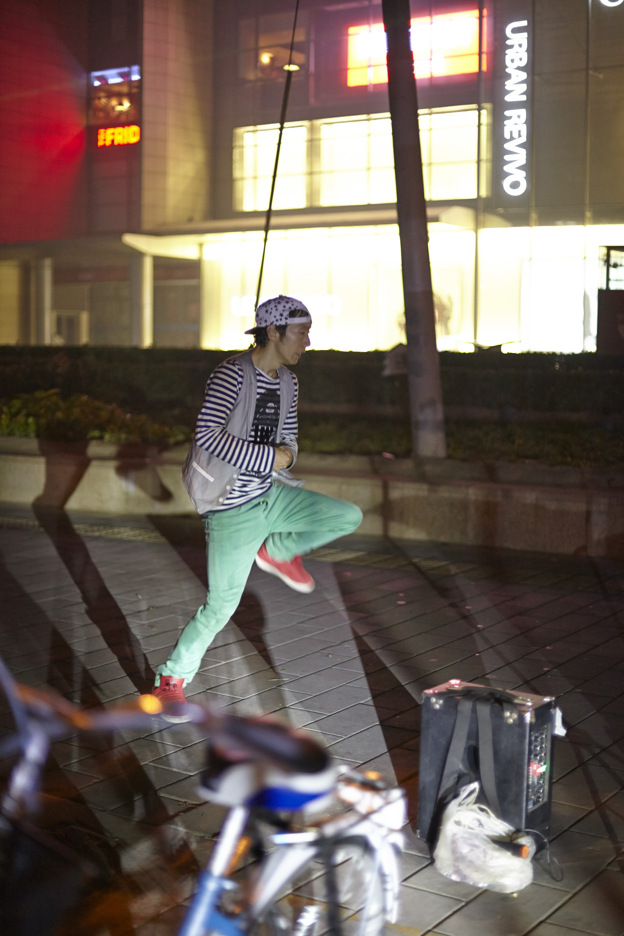 三里屯独自陶醉的舞者